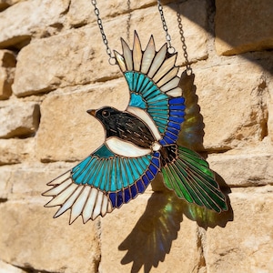 Magpie Stained Glass Ornament | Wing-Spreading Bird Light-Catcher, Unique home decor,Gifts For Mom,Birds Suncatcher,Stained Glass Lorikeet