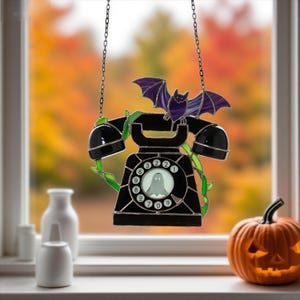 Halloween Retro Telephone Stained Glass Hanging Decoration – Handmade Spooky Window & Wall Ornament,Halloween Gift,Gothic Halloween Decor