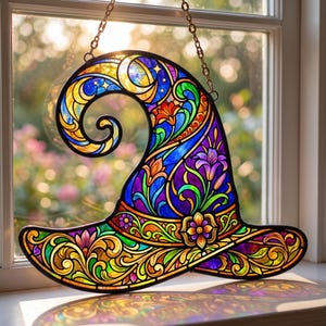 Pode incluir: Um apanhador de sol de vitral em forma de chapéu pontiagudo com a ponta enrolada. A peça apresenta segmentos de vidro vibrantes em azul, roxo, laranja, amarelo e verde com linhas de chumbo pretas, exibindo padrões florais e espirais complexos.
