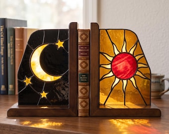 Hemelse boekensteunen van gebrandschilderd glas, zon, maan en sterren, bureaudecoratie van walnoothout