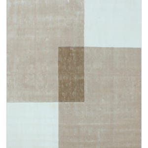 Pu&ograve; includere: Un tappeto rettangolare con un design geometrico. Il tappeto presenta una combinazione di forme rettangolari beige, marrone chiaro e bianche. Il design &egrave; moderno e minimalista, adatto a vari stili di interni.