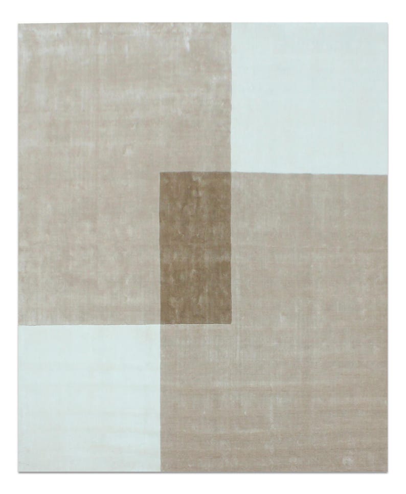 Pu&ograve; includere: Un tappeto rettangolare con un design geometrico. Il tappeto presenta una combinazione di forme rettangolari beige, marrone chiaro e bianche. Il design &egrave; moderno e minimalista, adatto a vari stili di interni.