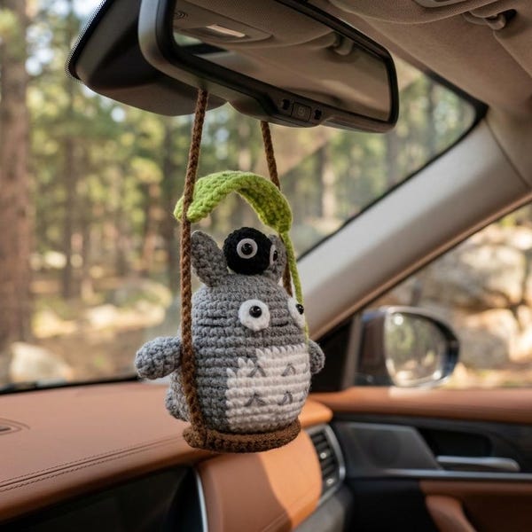 Handgemachter häkeln Totoro Auto Anhänger, Ruß Sprite Rückspiegel hängen, niedliches Anime Auto Dekor, Studio Ghibli inspiriertes Geschenk