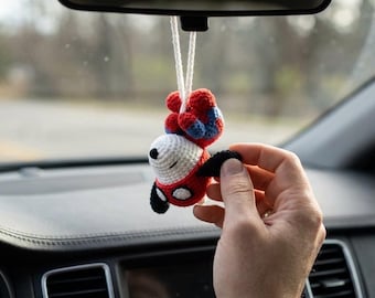 Colgante de ganchillo para espejo retrovisor de coche de Snoopy y Spider-Man – Divertido y adorable dije de perro amigurumi de Snoopy y Spider-Man – Regalo de decoración de coche de héroe hecho a mano