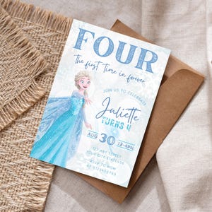 Pode incluir: Um convite de aniversário com uma ilustração de uma princesa em um vestido azul. O convite diz "FOUR" e "Juliette Turns 4" com a data de 30 de agosto e o horário das 12h às 16h. O convite está em um fundo branco.