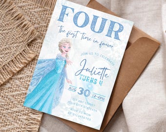 Op de afbeelding: Een verjaardagsuitnodiging met een illustratie van een prinses in een blauwe jurk. De uitnodiging luidt "FOUR" en "Juliette Turns 4" met de datum 30 augustus en de tijd 12-16 uur. De uitnodiging staat op een witte achtergrond.