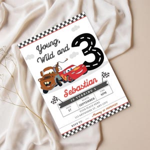 Peut inclure: Une carte d'invitation blanche sur le thème des voitures de course. La carte présente le texte "Young, Wild and" au-dessus d'illustrations de deux voitures de dessin animé. Le chiffre "3" est bien en évidence. Le texte "Sebastian fête ses 3 ans" est également inclus.