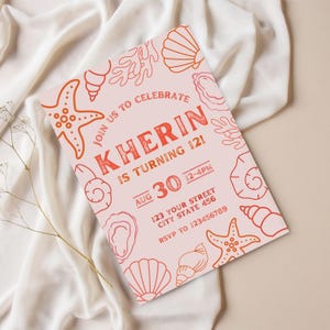 Puede incluir: Una invitación rosa con ilustraciones de conchas de color coral. El texto dice "¡Únete a nosotros para celebrar que Kherin cumple 12 años!" con la fecha 30 de agosto y la hora de 12 a 16 horas. Incluye dirección e información RSVP.