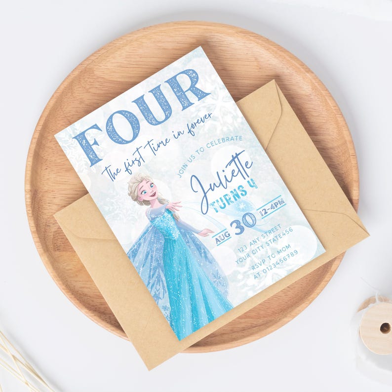 K&ouml;nnte beinhalten: Eine Geburtstagseinladung mit einer Cartoon-Prinzessin in einem blauen Kleid. Die Einladung lautet "FOUR" und "The first time in forever". Sie enth&auml;lt den Namen "Juliette" und Party-Details.