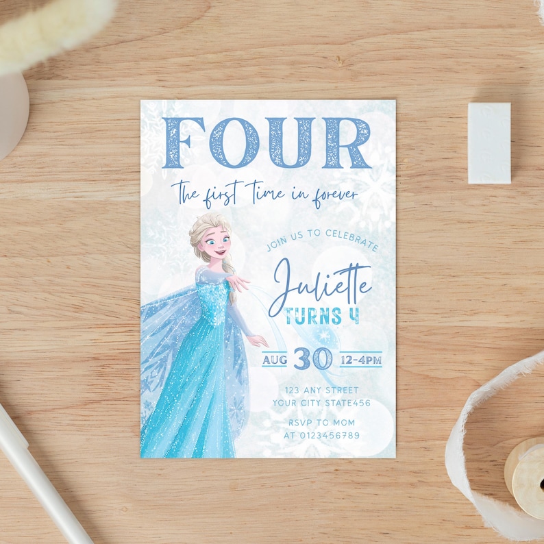 K&ouml;nnte beinhalten: Eine Geburtstagseinladung mit dem Wort "FOUR" in Hellblau und dem Text "The first time in forever". Die Einladung zeigt eine Illustration einer Prinzessin in einem blauen Kleid. Es ist f&uuml;r Juliettes 4. Geburtstag, am 30. August.
