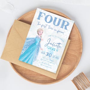 K&ouml;nnte beinhalten: Eine Geburtstagseinladung mit einer Prinzessinnen-Illustration in einem blauen Kleid. Die Einladung lautet "FOUR" und "The first time in forever". Sie enth&auml;lt den Namen "Juliette" und das Datum "AUG 30". Die Einladung liegt auf einem Holztablett mit einem braunen Umschlag.