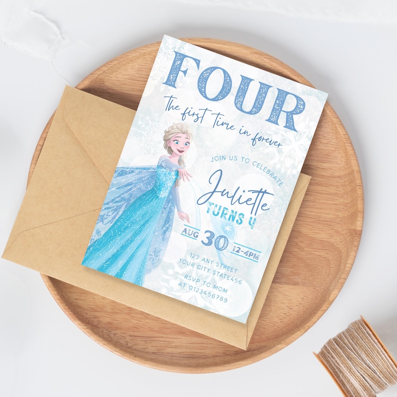 K&ouml;nnte beinhalten: Eine Geburtstagseinladung mit einer Prinzessinnen-Illustration in einem blauen Kleid. Die Einladung lautet "FOUR" und "The first time in forever". Sie enth&auml;lt den Namen "Juliette" und das Datum "AUG 30". Die Einladung liegt auf einem Holztablett mit einem braunen Umschlag.