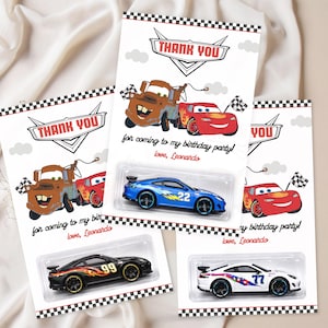 Peut inclure: Quatre cartes de remerciement pour voitures jouets avec le texte "THANK YOU" et "for coming to my birthday party! love, Leonardo". Les cartes présentent des illustrations de personnages du film Cars et des voitures jouets.