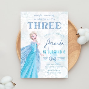 Peut inclure: Une invitation d'anniversaire bleu clair avec une illustration de princesse. L'invitation comprend le texte "THREE", "Amanda a 3 ans", la date, l'heure, l'adresse et les informations RSVP.