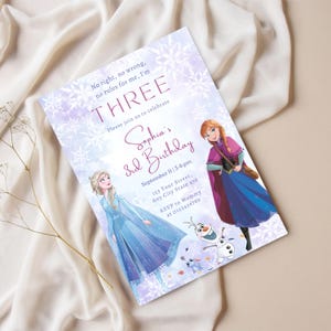 Può includere: Un invito di compleanno con illustrazioni dei personaggi del film "Frozen". L'invito ha uno schema di colori viola e bianco con il testo "THREE" e "Sophia's 3rd Birthday". L'invito include la data, l'ora e le informazioni RSVP.