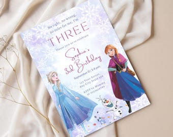 Puede incluir: Una invitación de cumpleaños con ilustraciones de personajes de la película "Frozen". La invitación tiene un esquema de color púrpura y blanco con el texto "THREE" y "Sophia's 3rd Birthday". La invitación incluye la fecha, la hora y la información de RSVP.