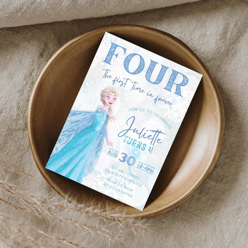 K&ouml;nnte beinhalten: Eine Geburtstagseinladung mit dem Text "FOUR" und "The first time in forever". Sie zeigt eine Figur in einem blauen Kleid. Die Einladung ist f&uuml;r Juliettes 4. Geburtstag, am 30. August, von 12-16 Uhr.