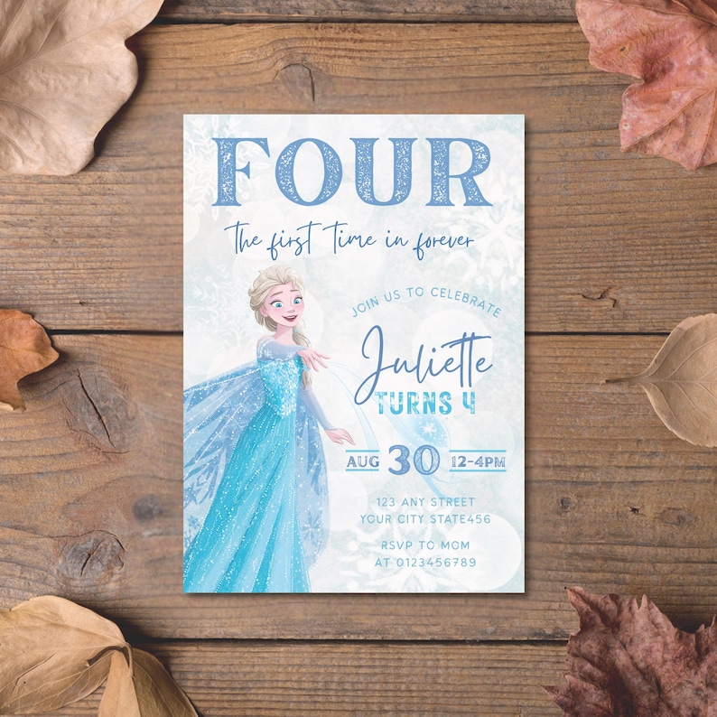 K&ouml;nnte beinhalten: Geburtstagseinladung mit einer Cartoon-Prinzessin in einem blauen Kleid. Die Einladung enth&auml;lt das Wort "FOUR", den Text "Juliette Turns 4" und Veranstaltungsdetails, vor einem hellblauen und wei&szlig;en Hintergrund.
