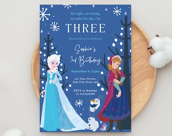 Puede incluir: Una invitación de cumpleaños azul con los personajes Elsa y Anna de la película Frozen. La invitación incluye el texto "THREE", "Sophia's 3rd Birthday", fecha, hora, dirección e información de RSVP. También se incluyen copos de nieve y árboles decorativos.