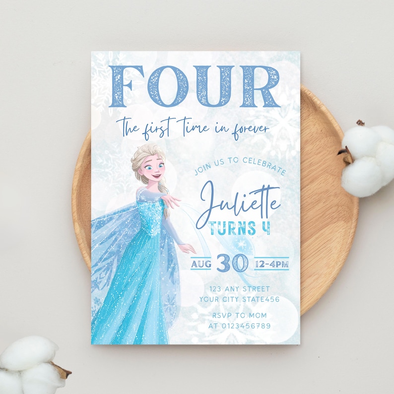 K&ouml;nnte beinhalten: Eine hellblaue Einladungskarte mit dem Text "FOUR" und "The first Time in forever". Sie zeigt eine Cartoon-Illustration einer Prinzessin und Details f&uuml;r eine Geburtstagsfeier, einschlie&szlig;lich des Namens "Juliette", Datum, Uhrzeit und Adresse.
