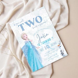 Op de afbeelding: Een lichtblauwe uitnodigingskaart met de tekst "TWO" en "build a snowman?" toont een illustratie van een prinses en Olaf. De kaart is voor een verjaardagsfeestje, met de naam "Julia" en de datum "OCT 10".