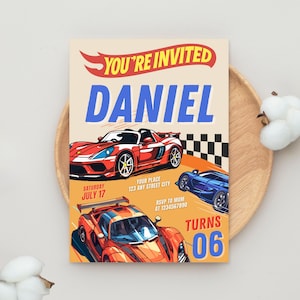 Puede incluir: Tarjeta de invitación de cumpleaños con fondo beige, con ilustraciones de coches de carreras rojos, naranjas y azules. El texto "YOU'RE INVITED" y "DANIEL" se muestran en rojo y azul. El texto adicional incluye "SATURDAY JULY 17" y "TURNS 06".