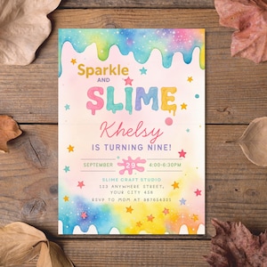Peut inclure: Une invitation colorée avec le texte "Sparkle and Slime" et "Khelsy a neuf ans !" Le design présente un fond aquarelle avec des gouttes de peinture et des étoiles. La date est le 29 septembre, et l'heure est de 16h00 à 18h30.