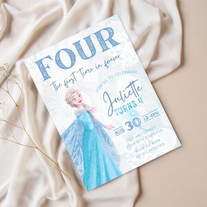 K&ouml;nnte beinhalten: Eine hellblaue Geburtstagseinladung mit dem Text "FOUR" und "The first time in forever". Sie enth&auml;lt eine Prinzessinnen-Illustration und Party-Details f&uuml;r Juliettes 4. Geburtstag am 30. August.