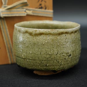 Japanese Ash Glazed Matcha Tea Bowl Handmade Chawan Wabi Sabi Tea Ceremony Pottery Ceramic with Signed Wooden Box 730ｇ
