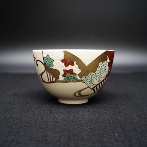 Handbemalte japanische Matcha-Teeschale im Vintage-Stil | Momiji-Design mit herbstlichen Ahornblättern und goldenen Akzenten | Chawan im Kutani- oder Kyo-Ware-Stil