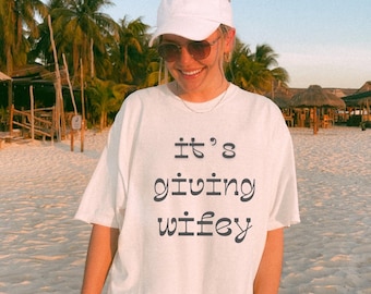Camiseta "It's Giving" para esposas de Comfort Colors®, camiseta para futuras novias, camiseta para recién casadas, regalo de compromiso personalizado, atuendo de luna de miel para esposas, camiseta para el día de la boda