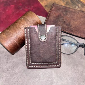 Tarjetero de cuero personalizado, hecho a mano, para hombre y mujer, color marrón. Medidas: Ancho 10 cm. Alto 8,5 cm.