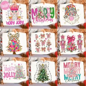 Peut inclure: Collection de sweatshirts blancs sur le thème de Noël. Les motifs incluent un casse-noisette, le Père Noël avec des lunettes de soleil, des arbres de Noël, des cannes en bonbon et les phrases "Merry Christmas" et "Holly Jolly". Chaque motif présente des couleurs vives et des motifs.