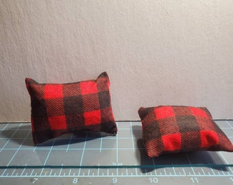 Almohadas decorativas grandes a escala 1:12, tamaño queen, rojo y negro, juego de 2