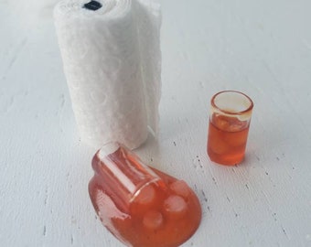 Juego de té para casa de muñecas, escala 1:12, té derramado