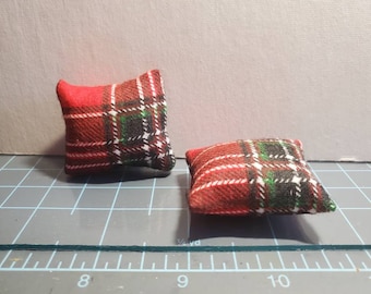 Almohadas decorativas grandes a cuadros rojos y verdes a escala 1/12, juego de 2