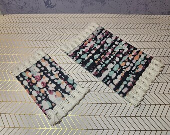 Alfombras para casa de muñecas, azul contemporáneo con detalles brillantes en rosa, juego de 2, escala 1:12