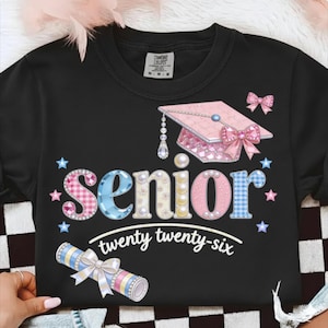 Peut inclure: Un ensemble de trois tasses en céramique avec une finition mate et mouchetée. Chaque tasse présente une couleur différente : bleu clair, crème et gris. Les tasses ont un design simple et moderne avec une forme arrondie et une anse confortable.