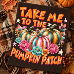 Peut inclure: Une plaque rectangulaire noire avec le texte orange "TAKE ME TO THE PUMPKIN PATCH" et une illustration centrale de trois citrouilles colorées dans des tons turquoise, orange et rose, entourées de fleurs roses et turquoise et d'étoiles blanches.