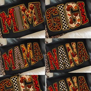 Peut inclure: T-shirts noirs avec les mots "MIMI", "GIGI", "MAMA" et "NANA". Les lettres combinent des motifs léopard, à carreaux et sur le thème de Thanksgiving, soulignés en rouge et or.