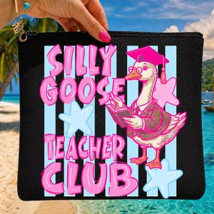 Puede incluir: Bolsa con cremallera negra con un dise&ntilde;o caprichoso. El dise&ntilde;o presenta un ganso con gorro de graduaci&oacute;n y un libro, con las palabras "SILLY GOOSE TEACHER CLUB" en rosa. Rayas azules claras y blancas y formas de estrella completan el dise&ntilde;o.