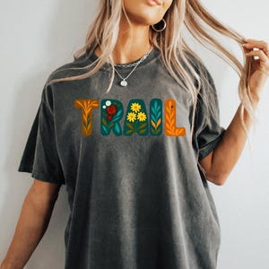 Camiseta de trail para mujer / Camiseta de senderismo al aire libre / Regalo para amantes de la naturaleza / Camiseta de trail running / Camiseta floral de aventura / Ropa de camping y senderismo