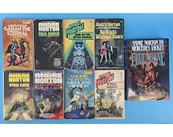Lote de 9 novelas y relatos de ciencia ficción y fantasía de Andre Norton, en rústica y tapa dura, de época.