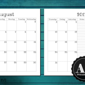 Op de afbeelding: Een printbare augustus 2017-kalender in zwart-wit. De kalender is verdeeld in twee kolommen, waarbij de linker kolom de dagen van de week laat zien en de rechter kolom de data. De kalender is bovenaan gelabeld met "Augustus" en bovenaan de rechter kolom met "2017". De kalender is onderaan gelabeld met "A5 Printable PDF".