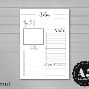 Op de afbeelding: Een printbare dagelijkse planner met secties voor doelen, schema, to-do lijst en menu. De planner is ontworpen in een eenvoudige zwart-wit stijl met een handschrift.