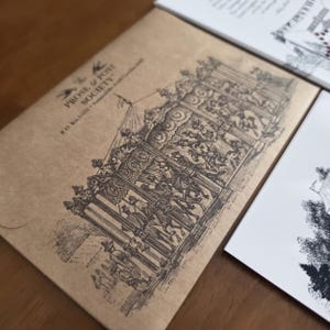 Op de afbeelding: Een beige papieren envelop met een zwarte inktillustratie van een draaimolen met figuren en paarden. De tekst "THE PROSE & POST SOCIETY" en "P.O. Box 51592, Summerville, South Carolina 29485" is in zwarte inkt op de linkerbovenhoek gedrukt.