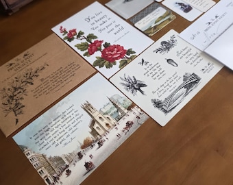 Op de afbeelding: Een collectie briefpapier bestaande uit ansichtkaarten, enveloppen en kleine kaarten met literaire citaten, botanische illustraties en architecturale tekeningen in vintage-stijl. De items bevatten teksten zoals You live in beauty, Prose & Post Society en diverse fragmenten van Henry David Thoreau en Henry James.