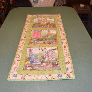 Handgemaakte gewatteerde tafelloper, tuinieren, naaien, cottagecore, 39 x 16,5 cm