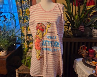 Camisola vintage dos anos 80 com listras rosa e estampa "What Attitude Problem?"