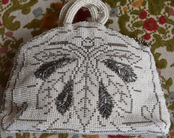 Torebka wieczorowa w stylu art déco z kości słoniowej z lat 50. XX wieku, zdobiona koralikami